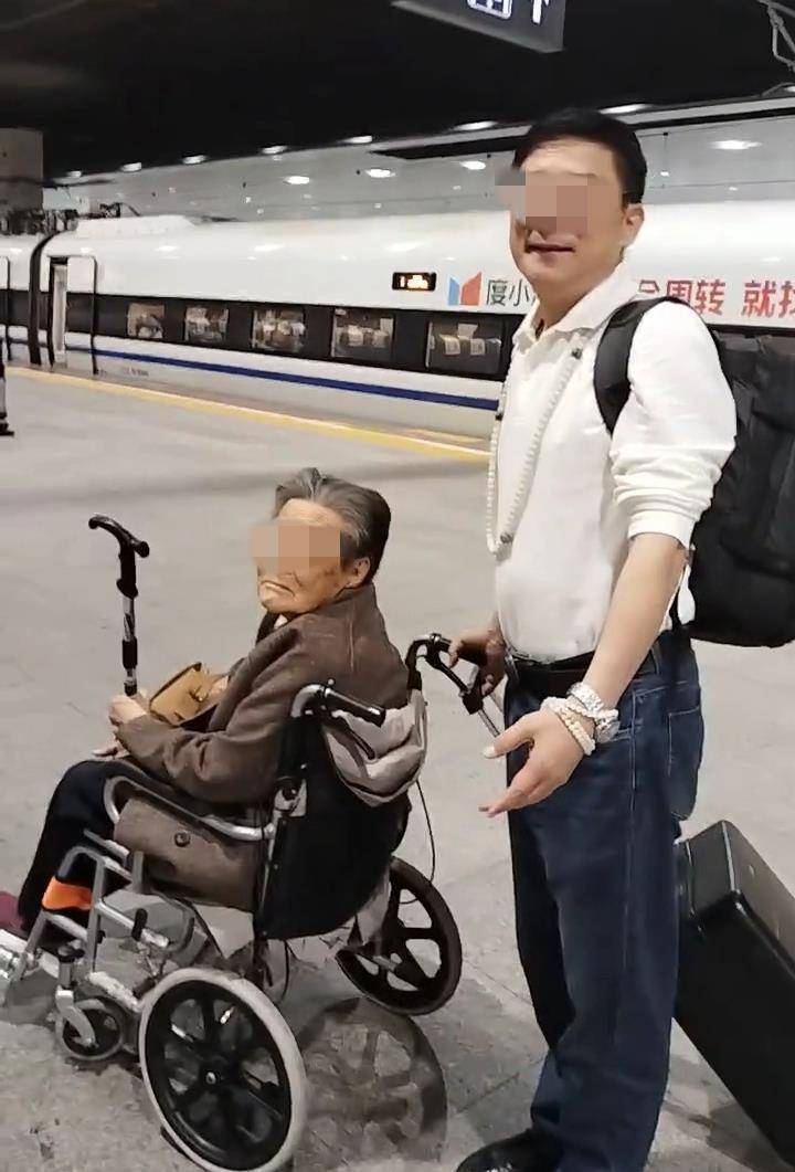 皇冠信用網结算日_六旬男子推94岁母亲坐轮椅乘动车皇冠信用網结算日，自称在深圳北站遇“郑智化式”难题，12306回应