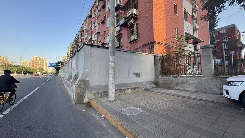 皇冠登录网址_走着走着就撞墙了！北京一公交站附近人行便道缺失皇冠登录网址，如何解？