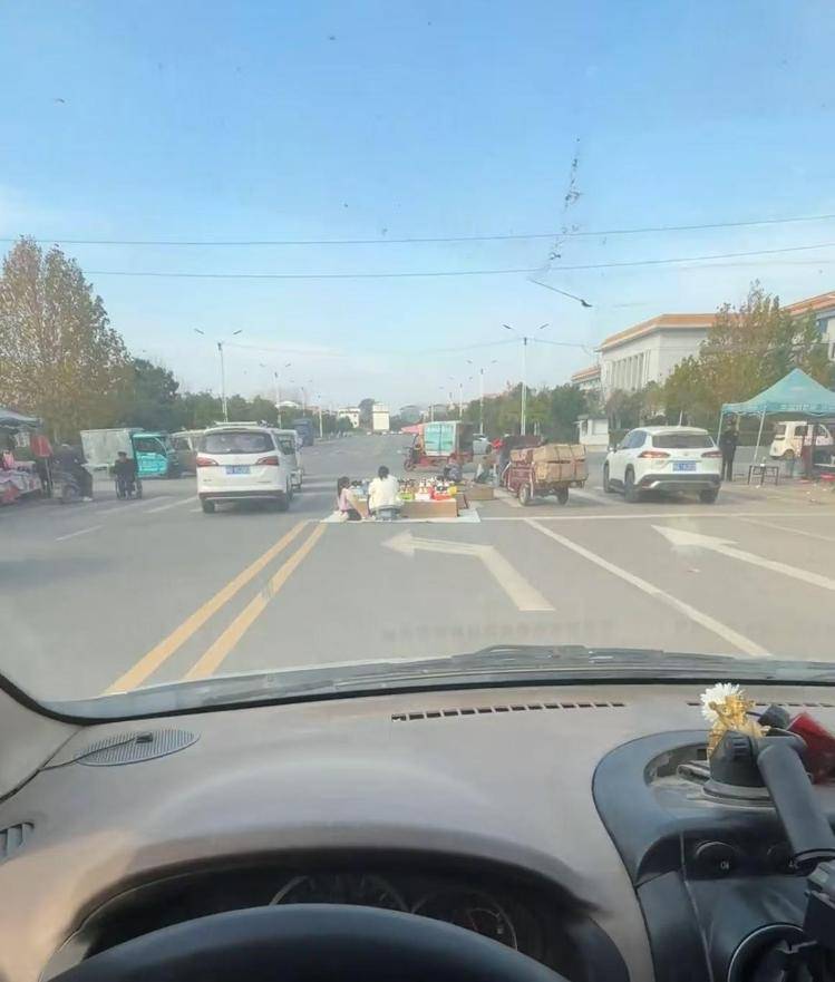 皇冠信用网会员
_河南驻马店有人在斑马线摆摊皇冠信用网会员
,过路司机只能压双黄线绕行,民警:当天是集市,已前往劝导商户