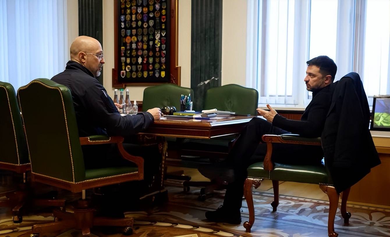 巴黎圣日耳曼
_泽连斯基临阵换帅巴黎圣日耳曼
，特朗普低估了俄方的强硬，无奈被迫向小弟施压，对外释放信号非同寻常