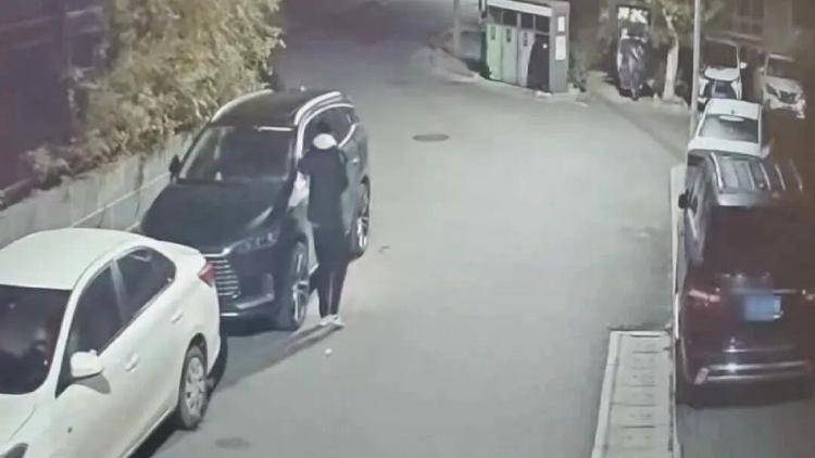 苏格兰超级联赛_看到立即报警苏格兰超级联赛！这种小卡片竟是电诈引流工具