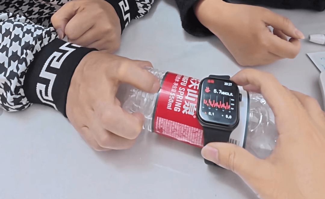 如何申请皇冠信用网_父母花84元网购“神奇手表”如何申请皇冠信用网,儿子发现能测万物:猫咪血糖5.9,吸尘器血糖7.4,父母:下次不买了