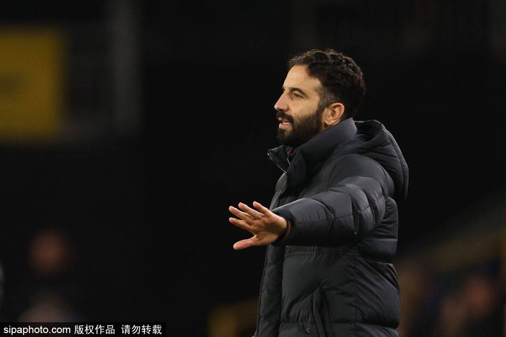 世界杯皇冠平台_曼联球迷热议阿莫林下课：又花几百万 穆帅是对的 不是高层钦定世界杯皇冠平台？