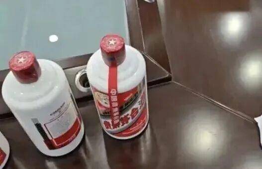皇冠账号注册_男子自带3瓶茅台全被服务员掉包皇冠账号注册，开席时发现日期、批次均不符