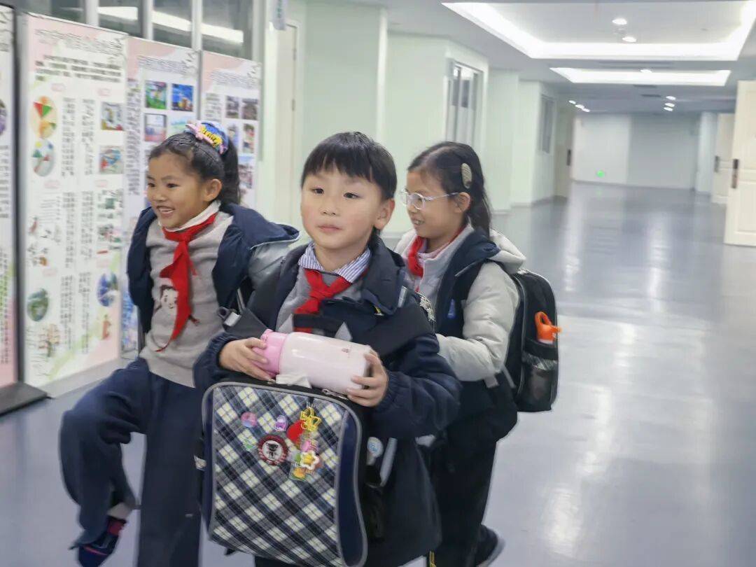 皇冠信用网注册网址_杭州小学女生躲在厕所偷偷哭皇冠信用网注册网址，医生建议休学！没想到2个月来，她一节课没落下！“原来除了爸爸妈妈，还有那么多人爱我”