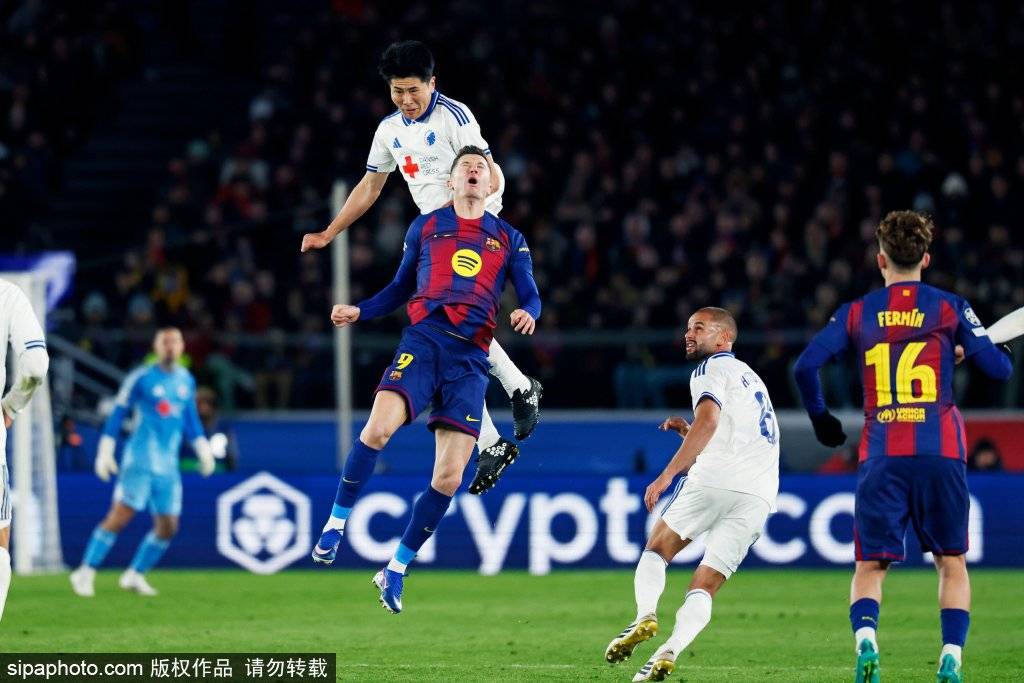 皇冠信用网登2_0-3落后时刻！弗里克第37分钟紧急换人皇冠信用网登2，莱万登场救火卡萨多黯然离场