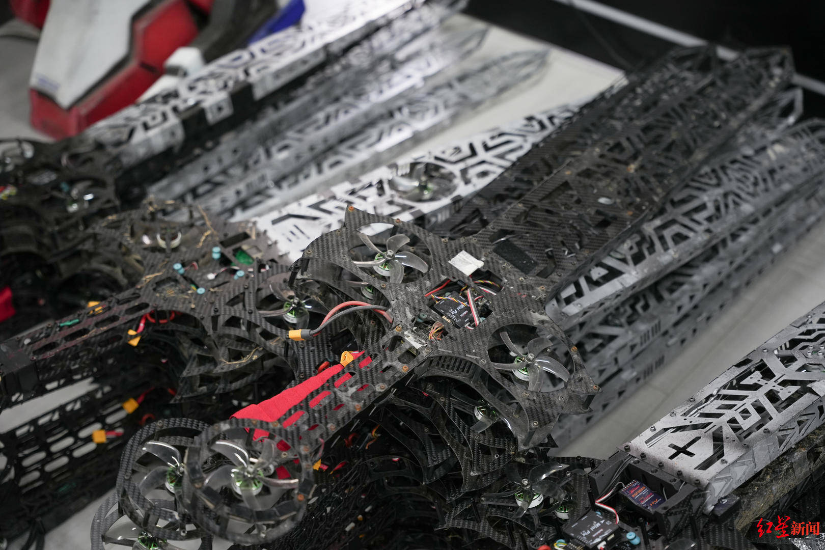 皇冠信用网怎么注册_春晚预热名场面皇冠信用网怎么注册！成都百万粉丝博主范十三带撒贝宁“御剑飞行”