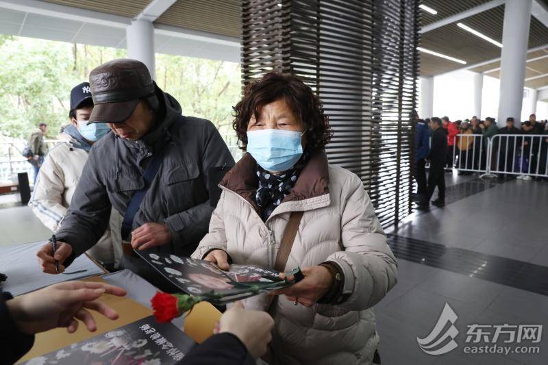 皇冠代理联系方式 _上海市民送别百岁嫩娘：从艺八十载皇冠代理联系方式 ，最后一次红装谢幕 | 组图