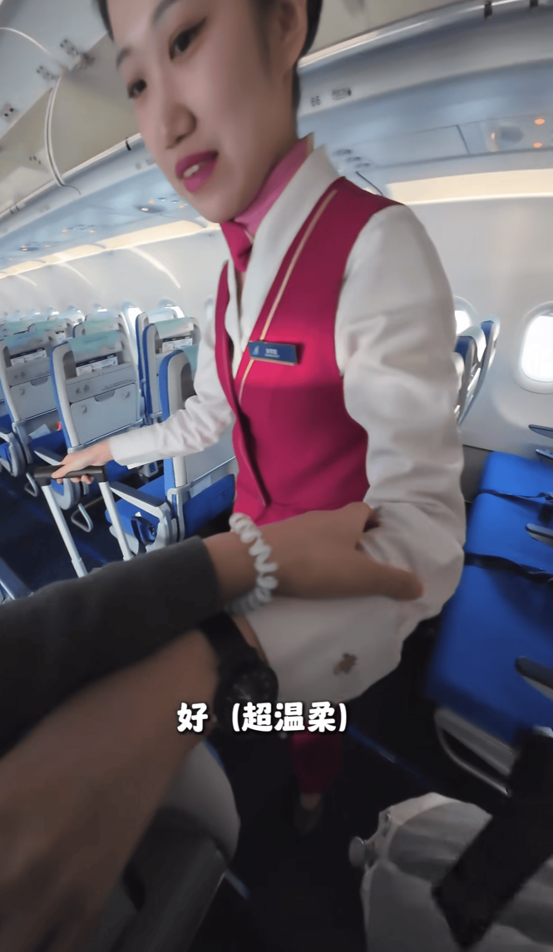 世界杯皇冠信用盘平台 _至少说了15次谢谢！00后女生独自坐飞机到广州世界杯皇冠信用盘平台 ，网友：真的看哭了