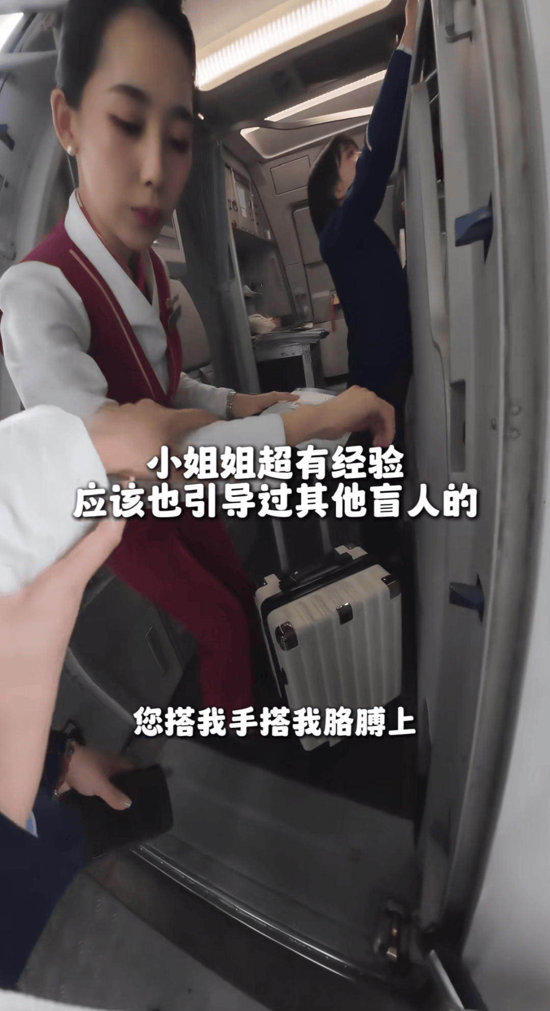 世界杯皇冠信用盘平台 _至少说了15次谢谢！00后女生独自坐飞机到广州世界杯皇冠信用盘平台 ，网友：真的看哭了